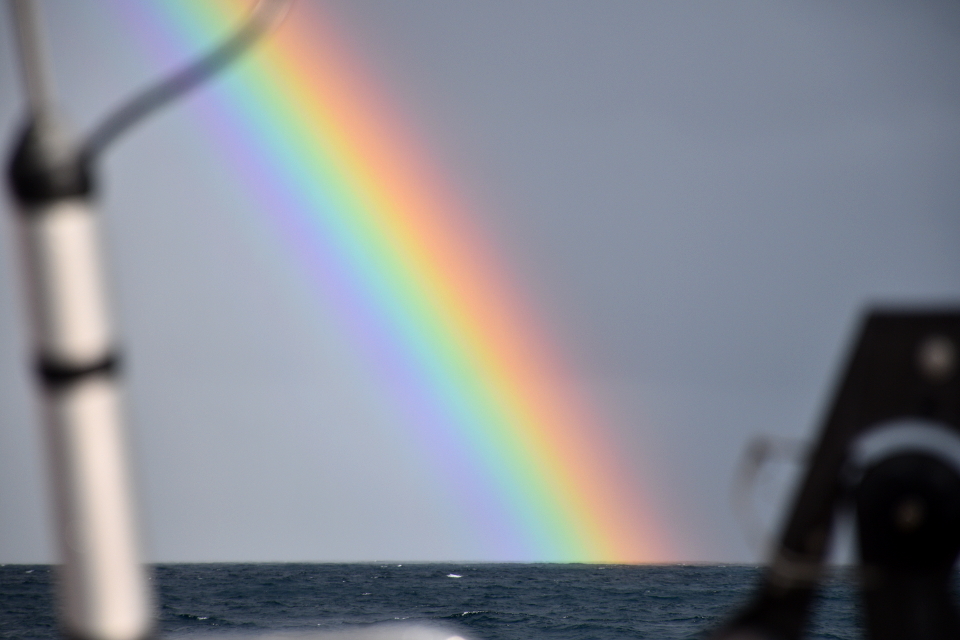 20.6.17: Passage, hier zwischen zwei Azoreninseln: 
                        Nach dem Regenschauer sehen wir häufig den Regenbogen