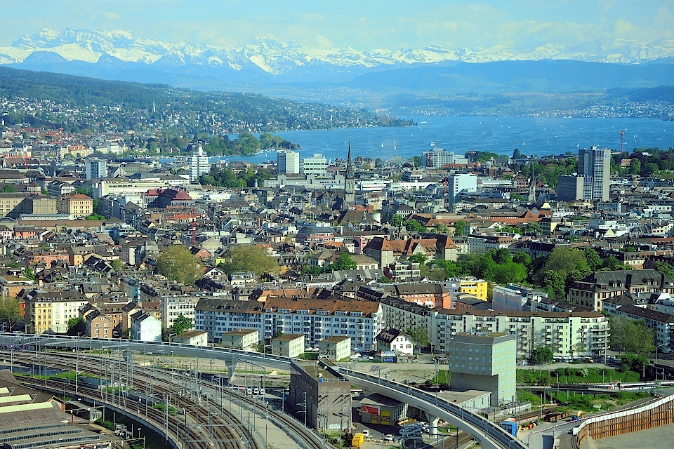 Zürich, Blick vom Prime-Tower über die Innenstadt zum See und in die Berge