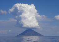 Die Insel Stromboli mit dem aktiven Vulkan