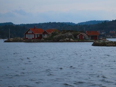 Diese Gegend ist die berühmte Urlaubsgegend der Norweger. Deshalb hat es auch viele Ferienhäuser, auf jeder Insel findet man diese typischen Häuser.