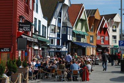 Sonnige Gartenrestaurants am Hafen in Stavanger.