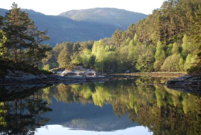 Der Waldweiher, unsere wunderschöne Ankerbucht Hattavågen im Bogsfjorden (bei Erøy)