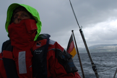 Elisabeth steuert den Seelöwen bei Starkregen und heftigem Wind.