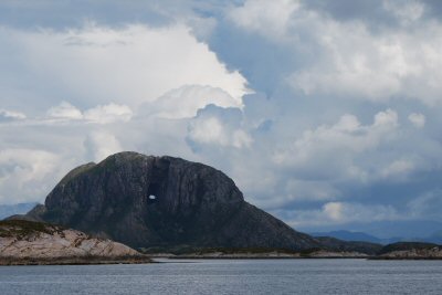 Torghatten, der Berg mit dem Loch in der Nähe von Brönnöysund.