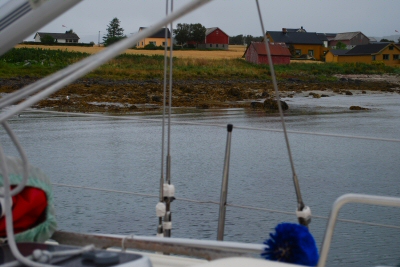 Im Hafen von Sjursvika, hinten die trockenfallende Küste und Kornfelder.