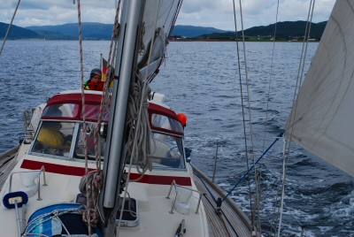 Wir segeln im Trondheimer Fjord und nutzen den letzten Windhauch.