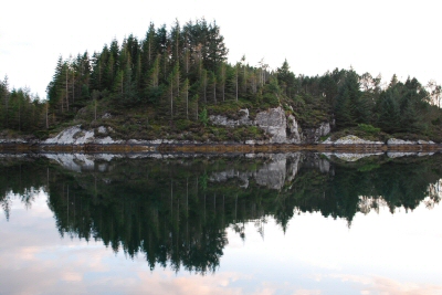 In der Ankerbucht Uttoskogvågen, spiegelglattes Wasser in der rundum geschützten Bucht