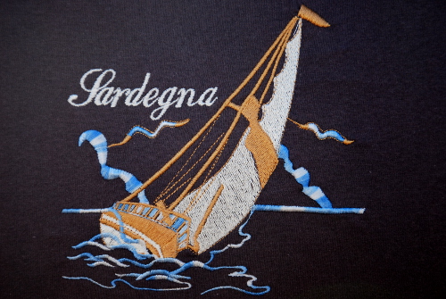 gesticktes Bild auf einem T-Shirt in Sardinien