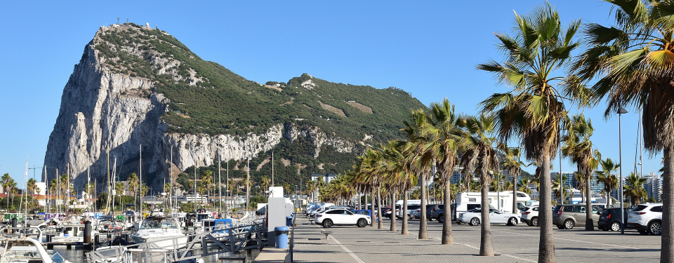 Gibraltar-Felsen, gesehen aus der Marina Alcaidesa/La Linea