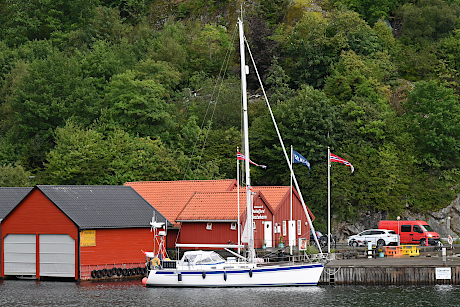 19.08.2023: Sturm- und Regentag: Regina an der Pier des Gjestehavn Rekefjord.